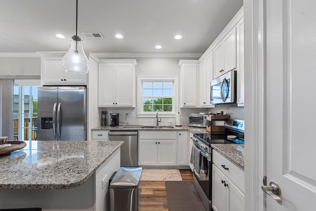 3008 Locust Blossom Cv, Lexington, KY 40511 - kitchen featuring appliances with stainless steel finishes, a sink, crown molding, dark wood finished floors, and white cabinets