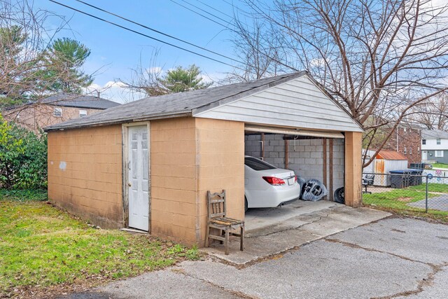 1517 Steadmantown Ln, Frankfort, KY 40601 - detached garage featuring fence