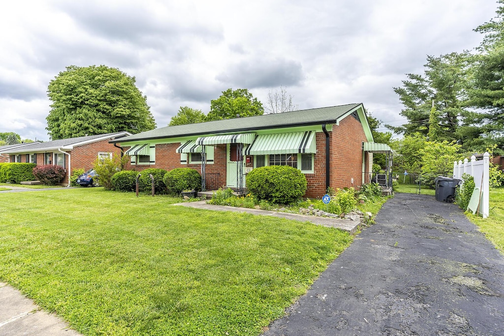 1941 Glengarry Way, Lexington, KY 40505 - view of front of home featuring brick siding and driveway