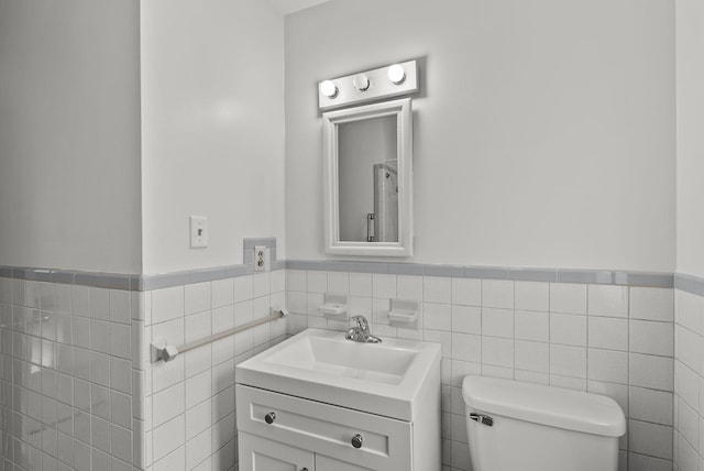 834 Boyd Ave, Danville, KY 40422 - half bath featuring wainscoting, tile walls, toilet, and vanity