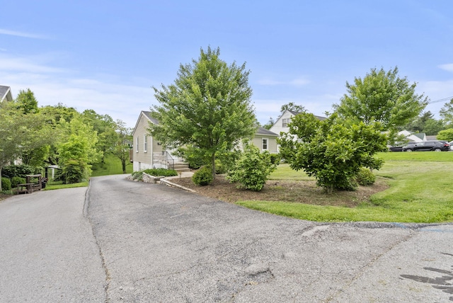 834 Boyd Ave, Danville, KY 40422 - view of front of house featuring a front lawn and driveway