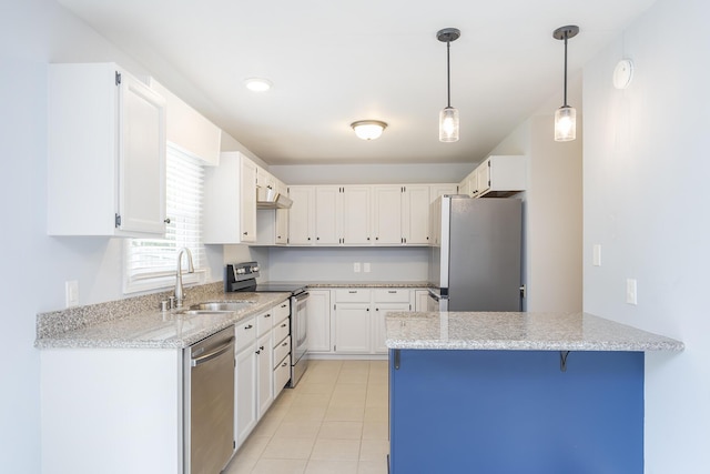 kitchen with appliances with stainless steel finishes, a sink, a peninsula, a kitchen breakfast bar, and white cabinets