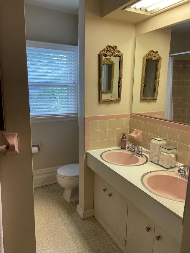 218 W Campbell St, Frankfort, KY 40601 - full bath with toilet, double vanity, and a shower with curtain