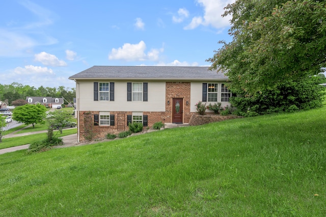 501 Ashley Ct, Berea, KY 40403 - bi-level home featuring brick siding and a front yard