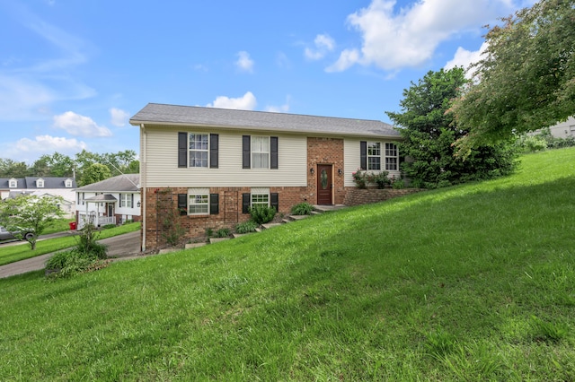 501 Ashley Ct, Berea, KY 40403 - bi-level home with brick siding and a front yard