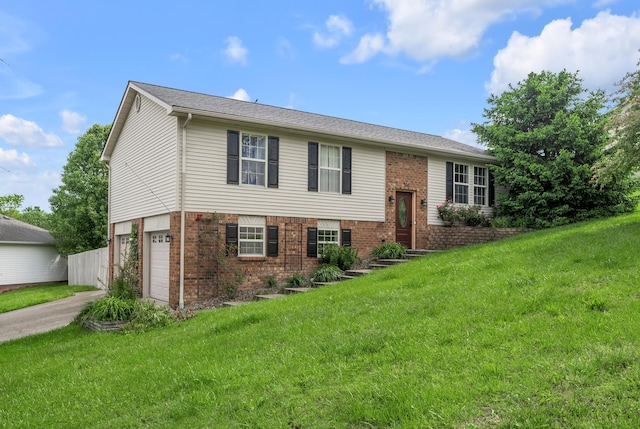 501 Ashley Ct, Berea, KY 40403 - raised ranch featuring brick siding, a front yard, an attached garage, and driveway