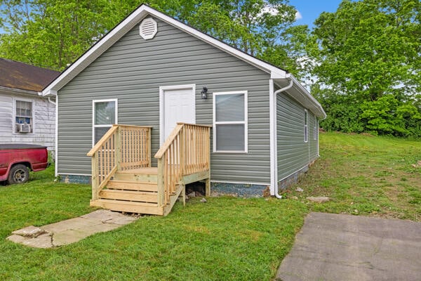 426 Cardwell Ave, Harrodsburg, KY 40330 - view of front of property featuring a front yard