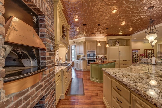 150 Old Woods Dr, Nicholasville, KY 40356 - kitchen with appliances with stainless steel finishes, an ornate ceiling, a center island with sink, crown molding, and dark wood-type flooring