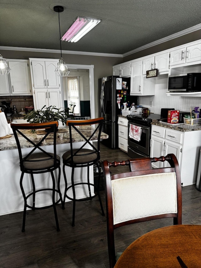 400 Natures Pointe Dr, Somerset, KY 42503 - kitchen featuring appliances with stainless steel finishes, crown molding, white cabinetry, a textured ceiling, and dark wood-style flooring