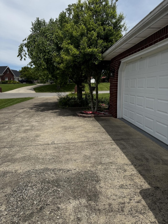 400 Natures Pointe Dr, Somerset, KY 42503 - garage with driveway
