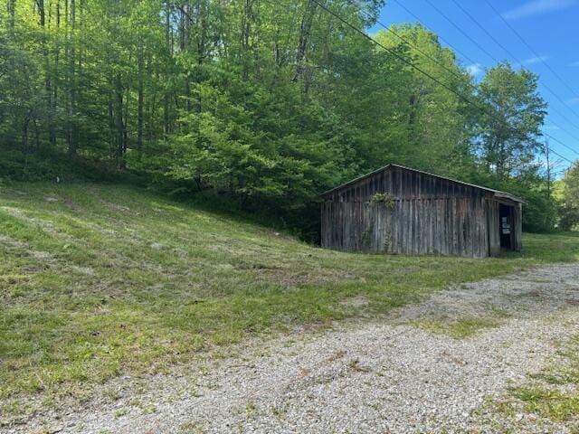 view of yard featuring an outbuilding