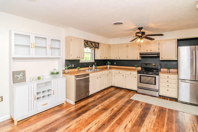 1102 Iroquois Dr, Mt Sterling, KY 40353 - kitchen with appliances with stainless steel finishes, under cabinet range hood, a sink, wood finished floors, and a ceiling fan