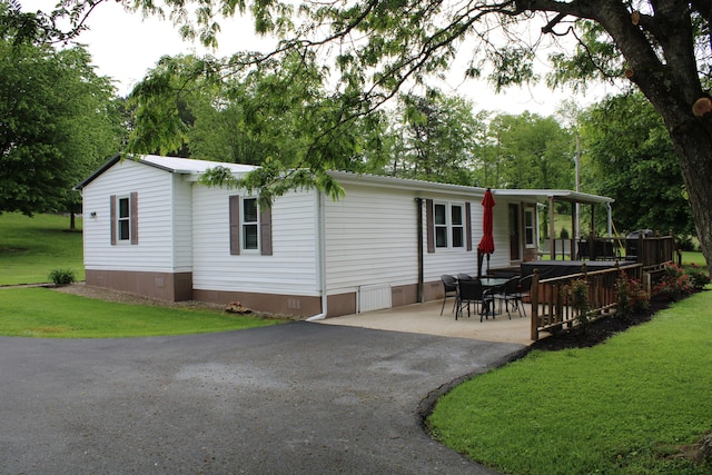 199 Langnau Rd, London, KY 40741 - view of front facade featuring crawl space, a front yard, a patio area, and asphalt driveway
