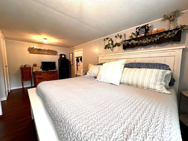 199 Langnau Rd, London, KY 40741 - bedroom with dark wood-type flooring, a textured ceiling, and baseboards