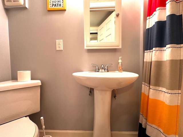 199 Langnau Rd, London, KY 40741 - bathroom with toilet, baseboards, and curtained shower
