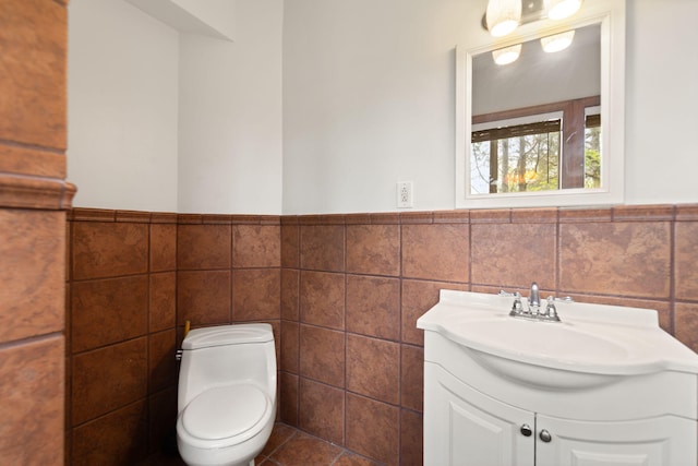 571 Whitlock Rd, Richmond, KY 40475 - half bathroom with tile walls, toilet, wainscoting, and vanity