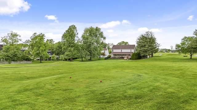 view of grassy yard featuring golf course view