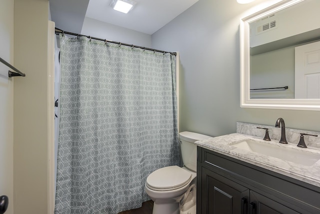 full bath with toilet, vanity, and a shower with curtain