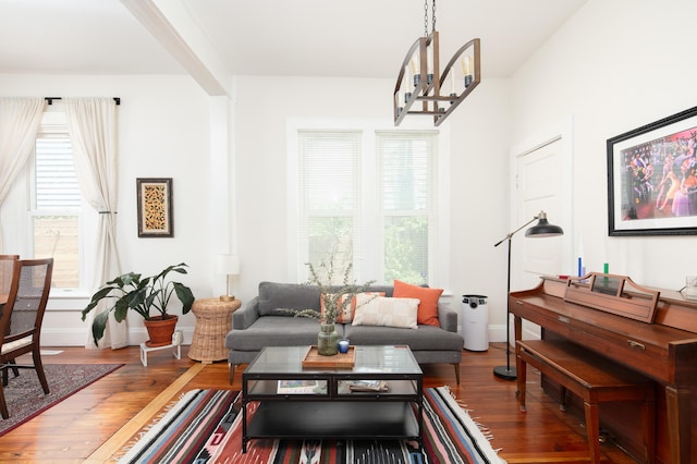 647 N Limestone, Lexington, KY 40508 - sitting room featuring a chandelier, wood finished floors, and baseboards