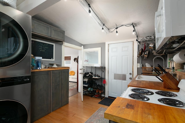 647 N Limestone, Lexington, KY 40508 - kitchen with stacked washer / drying machine, electric range, wooden counters, a sink, and vaulted ceiling
