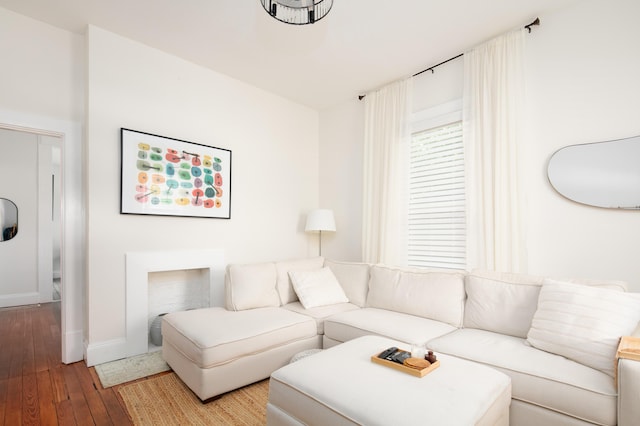 647 N Limestone, Lexington, KY 40508 - living room featuring wood-type flooring and baseboards