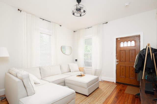 647 N Limestone, Lexington, KY 40508 - living room with hardwood / wood-style floors and baseboards