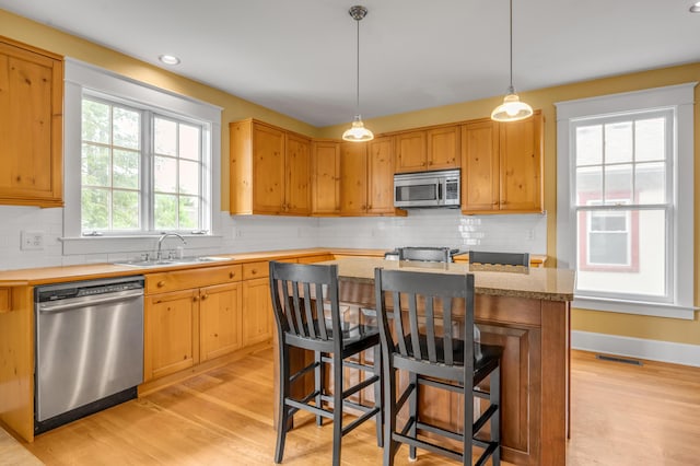 133 Victory Ave, Lexington, KY 40502 - kitchen featuring stainless steel appliances, a sink, light wood-type flooring, tasteful backsplash, and recessed lighting