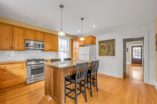 133 Victory Ave, Lexington, KY 40502 - kitchen with stainless steel appliances, baseboards, healthy amount of natural light, decorative backsplash, and recessed lighting