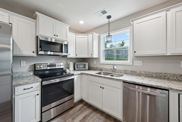 140 Peaceful Lndg, Georgetown, KY 40324 - kitchen featuring appliances with stainless steel finishes, a sink, wood finished floors, white cabinetry, and recessed lighting