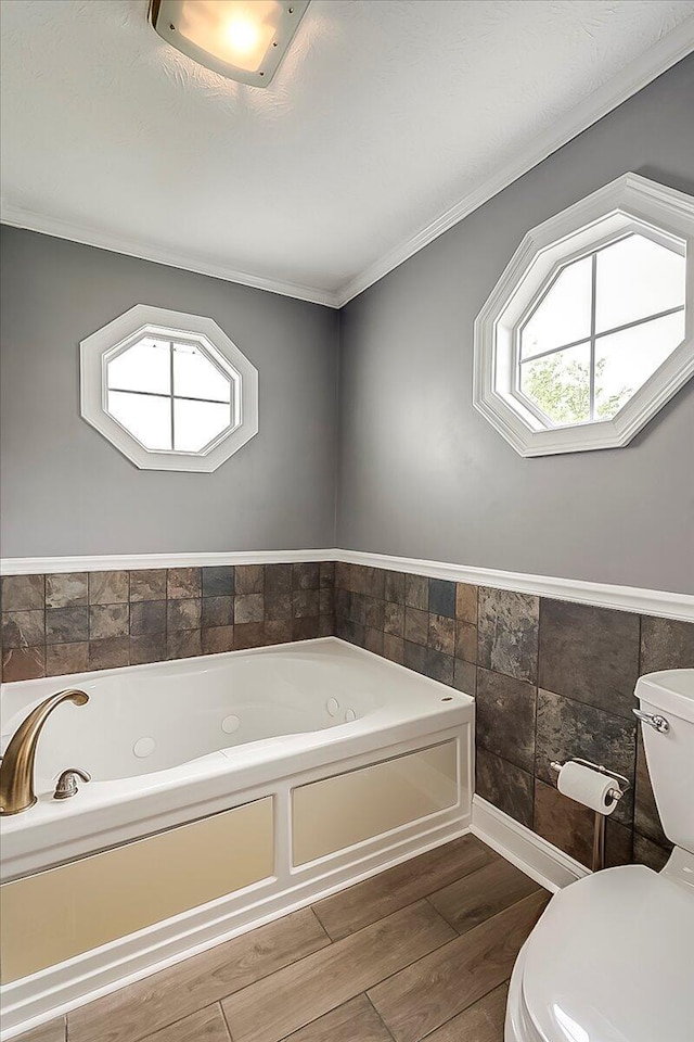 835 Isaac Shelby Cir, Frankfort, KY 40601 - bathroom featuring a jetted tub, toilet, wood finished floors, wainscoting, and crown molding