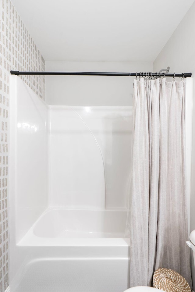 full bathroom featuring toilet and shower / tub combo