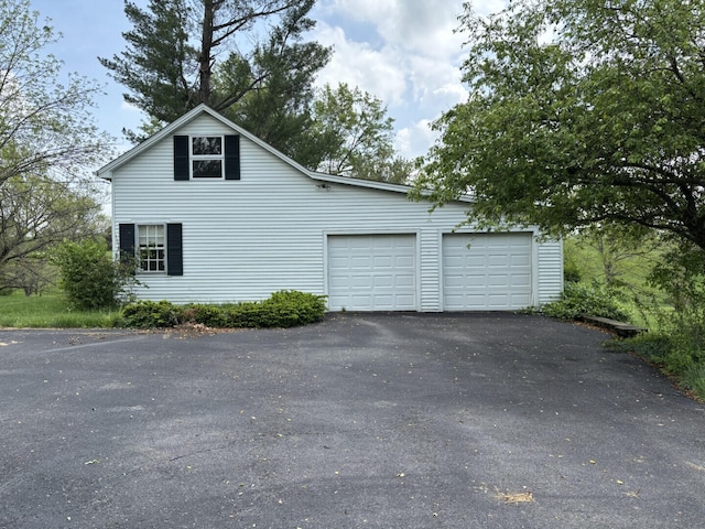 1439 Stanford St, Lancaster, KY 40444 - view of side of home with driveway