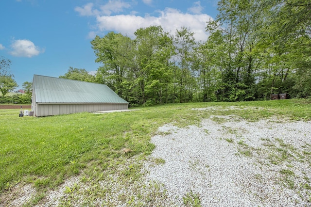 view of yard featuring an outbuilding