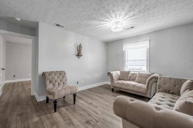 524 Joel St, Lexington, KY 40508 - living area with wood finished floors and a textured ceiling