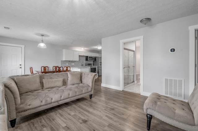 524 Joel St, Lexington, KY 40508 - living room featuring light wood-type flooring and a textured ceiling