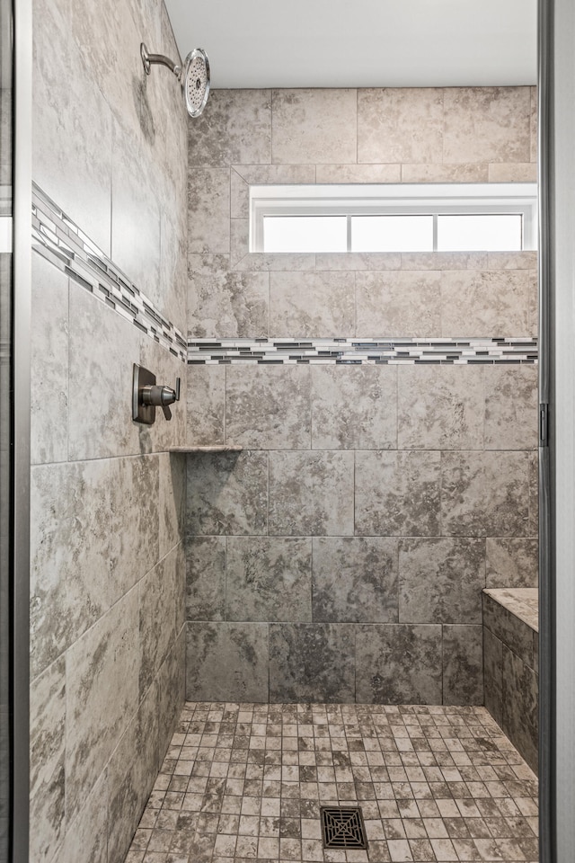 bathroom featuring a tile shower