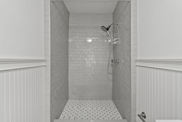 701 Old Dobbin Rd, Lexington, KY 40502 - bathroom featuring a tile shower and wainscoting