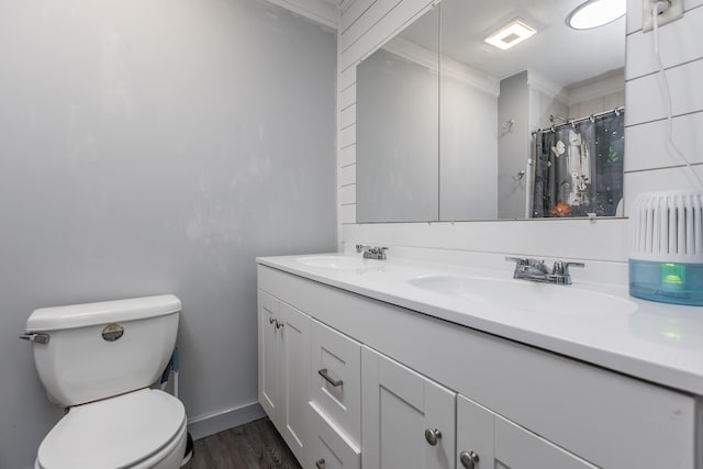 bathroom featuring toilet, double vanity, crown molding, wood finished floors, and curtained shower