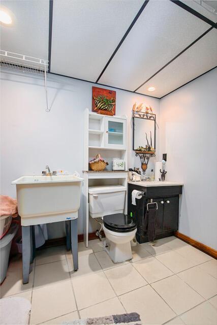 424 Woodcrest Pl, Lexington, KY 40517 - bathroom featuring toilet, baseboards, and vanity