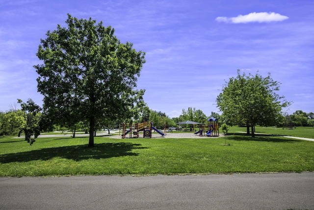 424 Woodcrest Pl, Lexington, KY 40517 - view of property's community featuring a yard