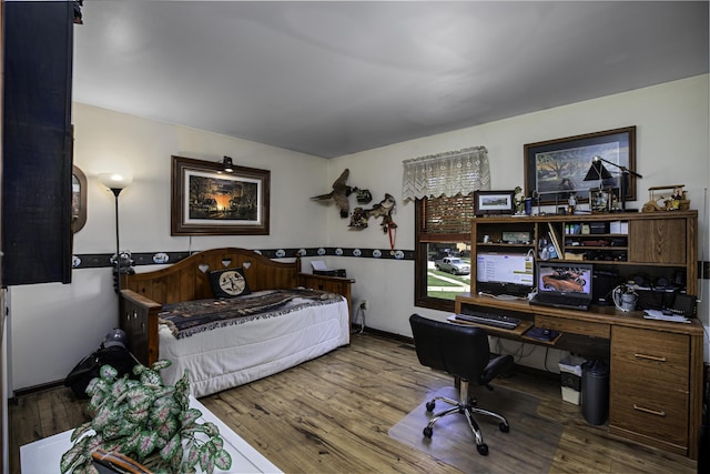 424 Woodcrest Pl, Lexington, KY 40517 - bedroom with wood finished floors and a desk