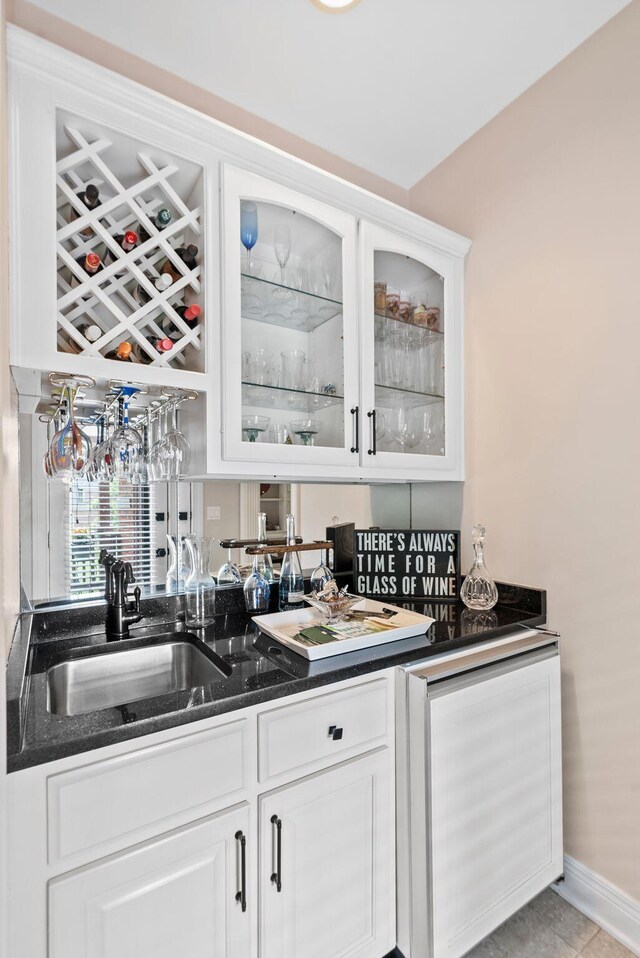 2221 Broadhead Pl, Lexington, KY 40515 - indoor wet bar with baseboards