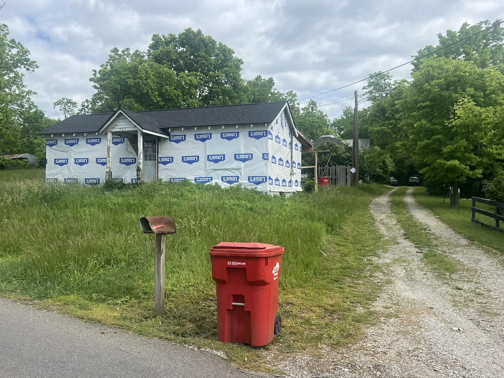 987 Devils Hollow Rd, Frankfort, KY 40601 - exterior view of driveway