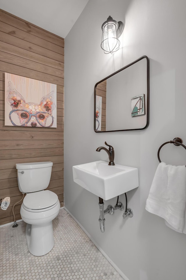 269 S Hanover Ave, Lexington, KY 40502 - bathroom with toilet, baseboards, a sink, and vaulted ceiling
