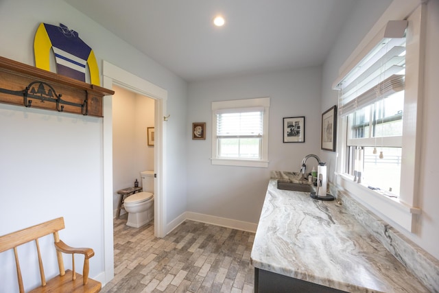 215 Bradley Ln, Lexington, KY 40511 - bathroom featuring wood finished floors, baseboards, toilet, vanity, and recessed lighting