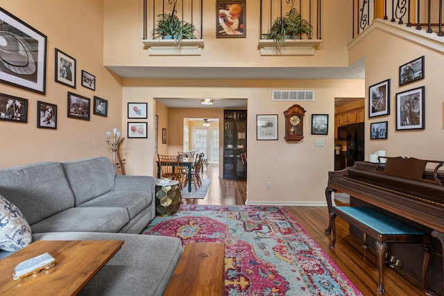 829 Lauderdale Dr, Lexington, KY 40515 - living area featuring wood finished floors and a high ceiling