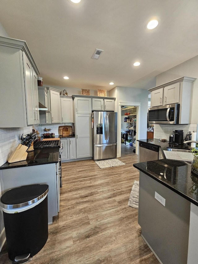 229 Old Station Rd, Frankfort, KY 40601 - kitchen featuring stainless steel appliances, backsplash, light wood-style flooring, recessed lighting, and gray cabinets
