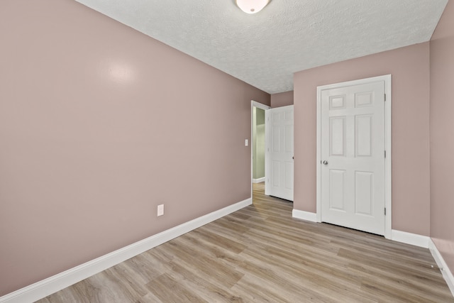 120 Chestnut Ln, Versailles, KY 40383 - unfurnished bedroom featuring light wood-style floors, baseboards, and a textured ceiling