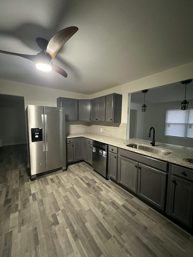 2789 Steadmantown Ln, Frankfort, KY 40601 - kitchen featuring stainless steel refrigerator with ice dispenser, dishwasher, a sink, gray cabinets, and light wood-type flooring