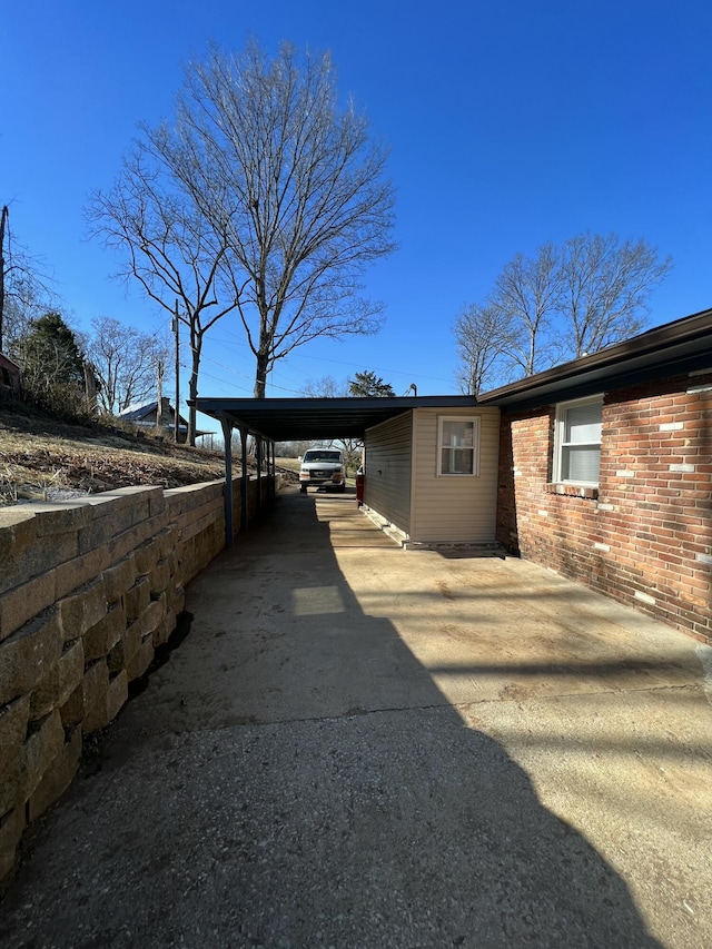 2789 Steadmantown Ln, Frankfort, KY 40601 - view of side of home with driveway and a carport